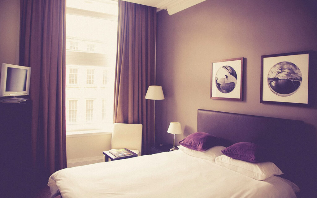 Bett in Hotezimmer