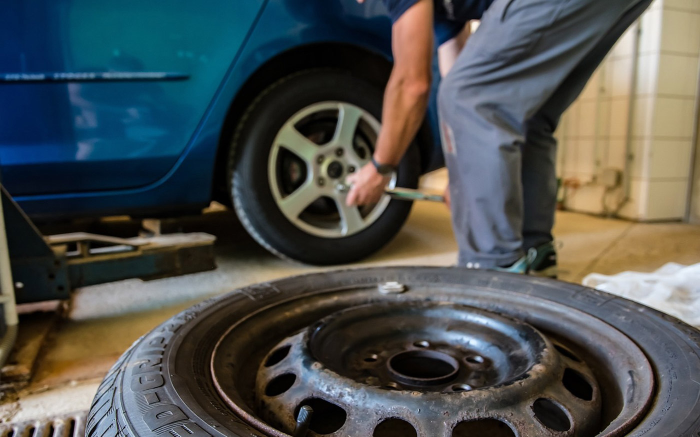 Reifenwechsel in Autowerkstatt
