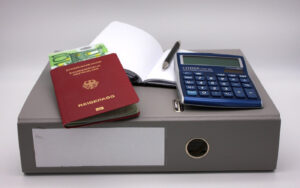 Finanzen - Geld mit Reisepass und Taschenrechner