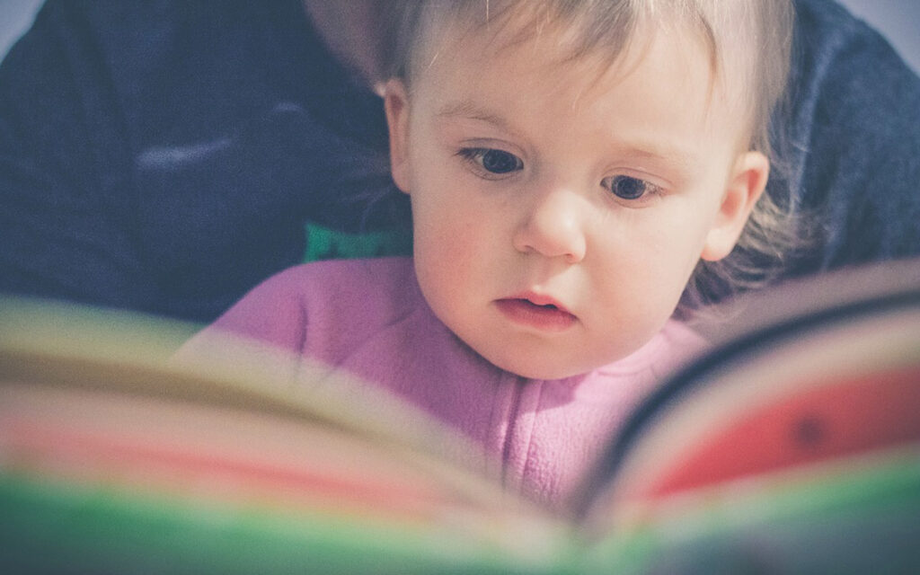 Kind liest in Buch