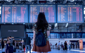 Frau im Flughafen